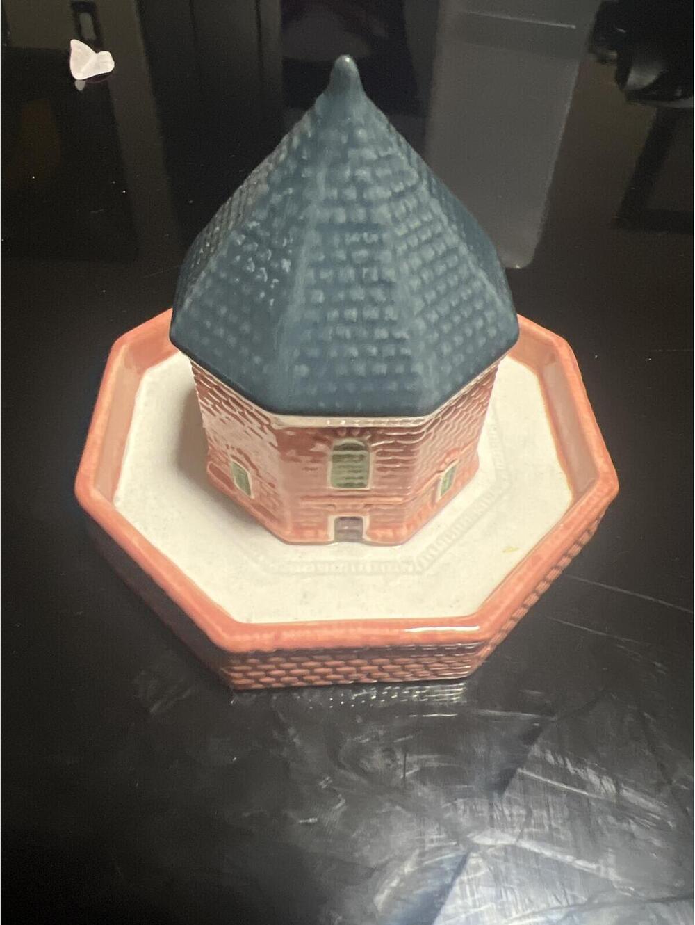 Royal Copenhagen Williamsburg Magazine Porcelain Building Figurine